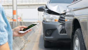 Read more about the article After an accident, how do you decide whether to repair yourself or file an insurance claim?